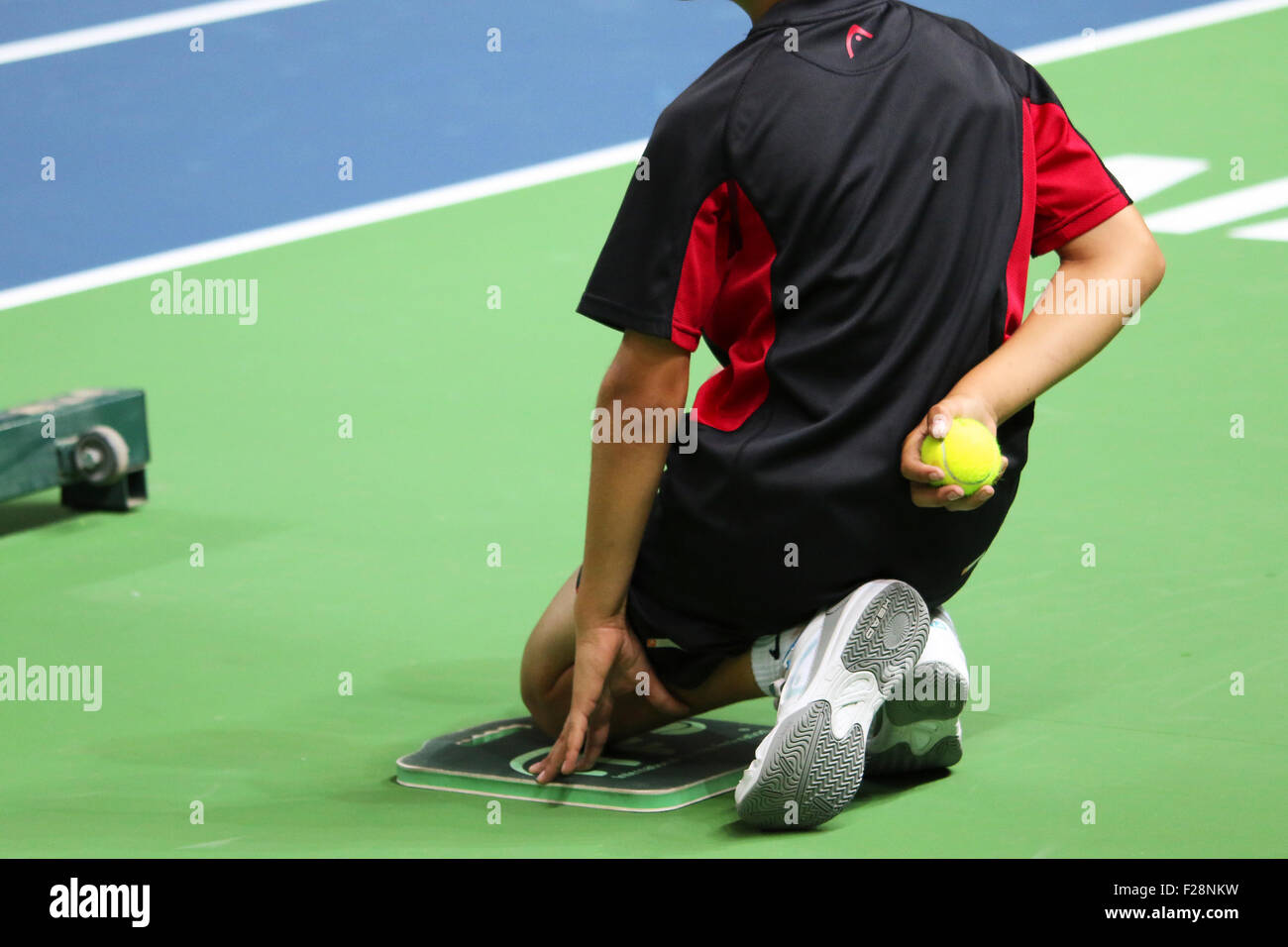 Djokovic kniend auf der Seite einen Tennisplatz Stockfoto