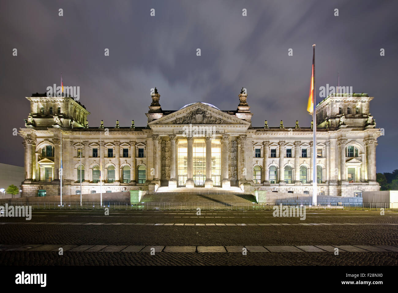 Fassade von einem Regierungsgebäude leuchtet in der Dämmerung, den Reichstag, Berlin, Deutschland Stockfoto