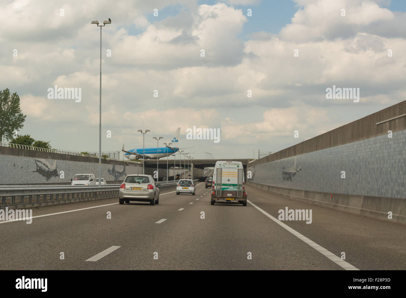 KLM Flugzeug überqueren oben auf der Autobahn A5 in der Nähe von Schiphol Flughafen, Amsterdam Stockfoto