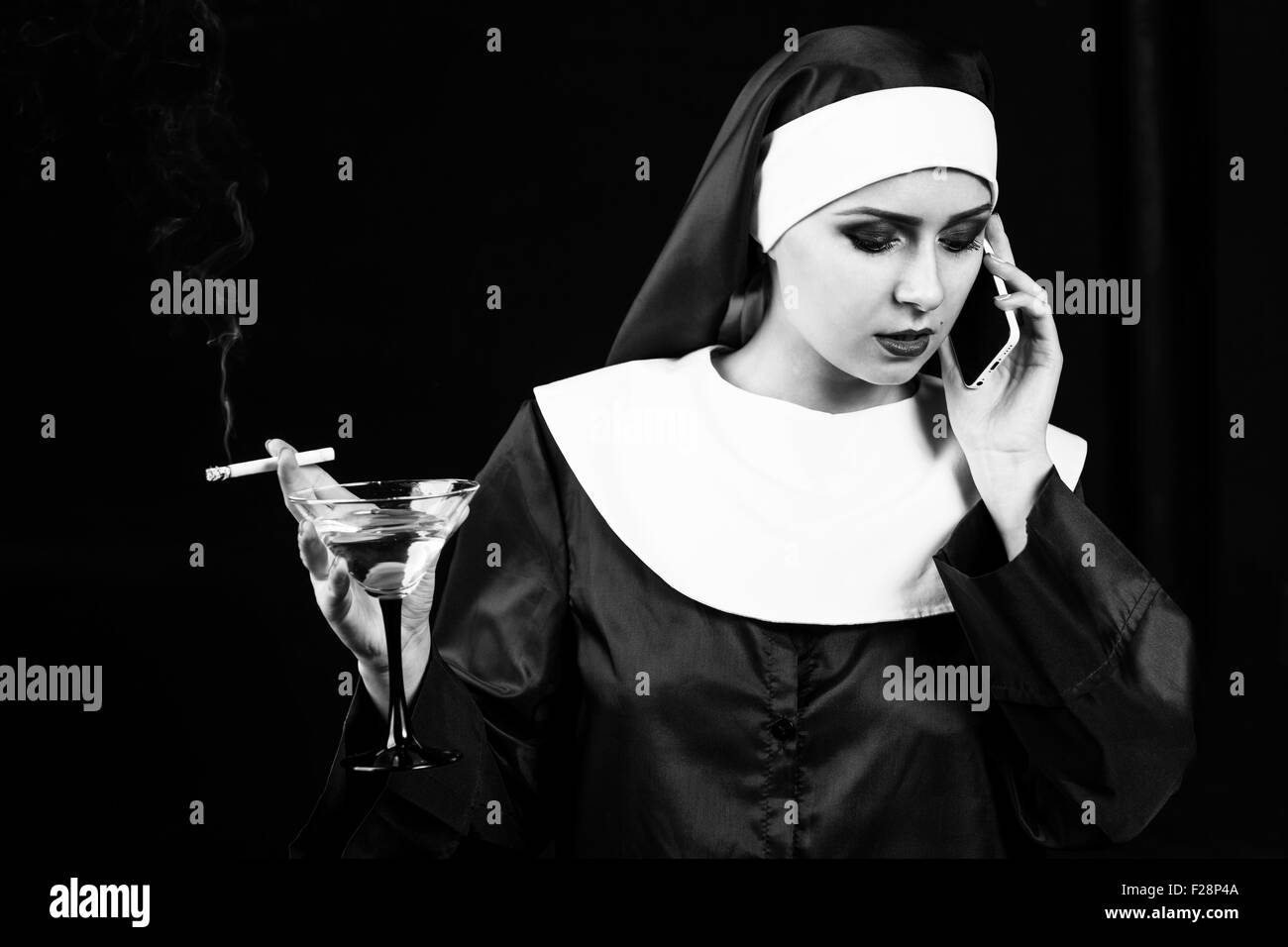 Rauchen junge Nonne Stockfoto
