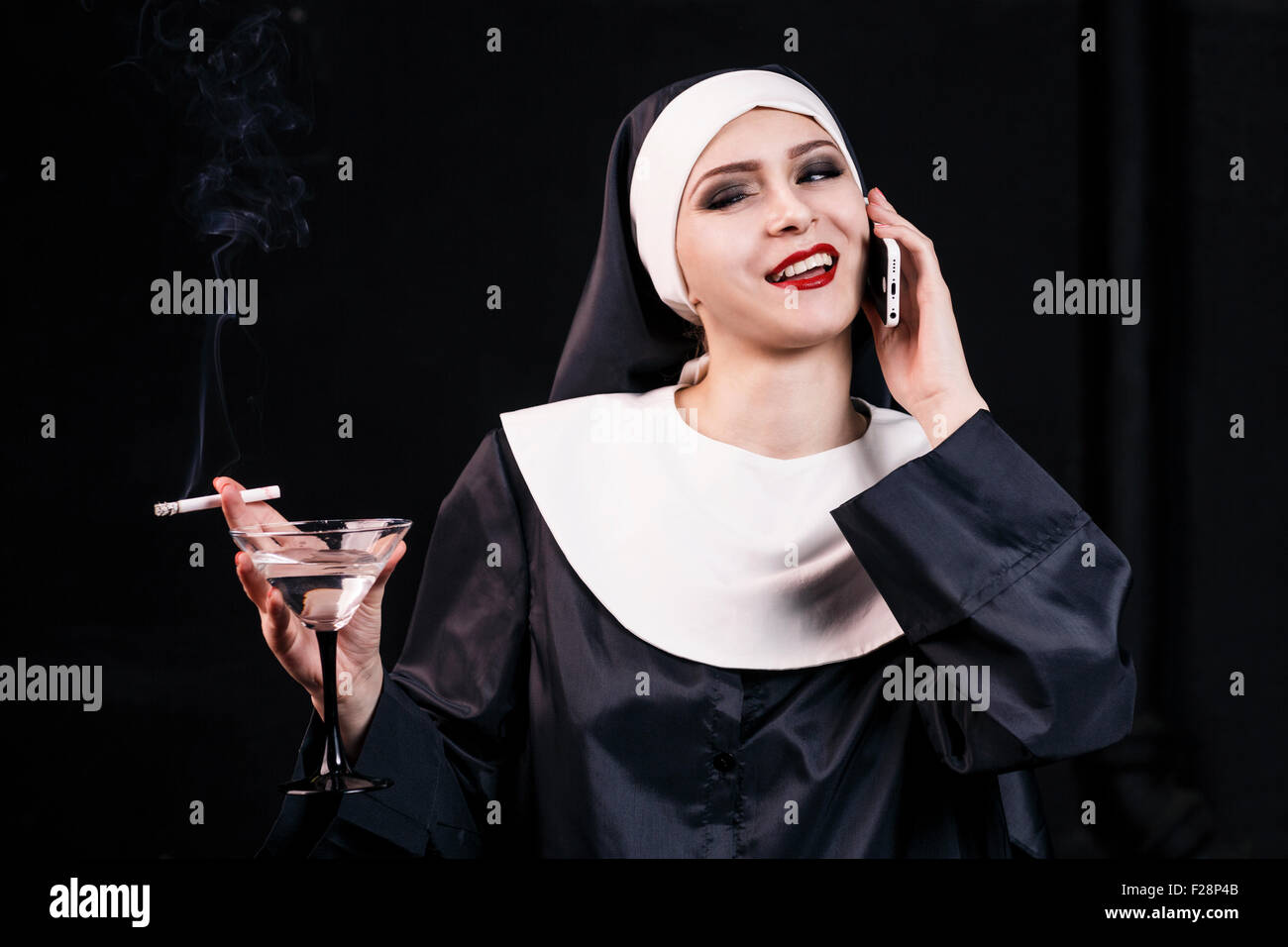 Rauchen junge Nonne Stockfoto
