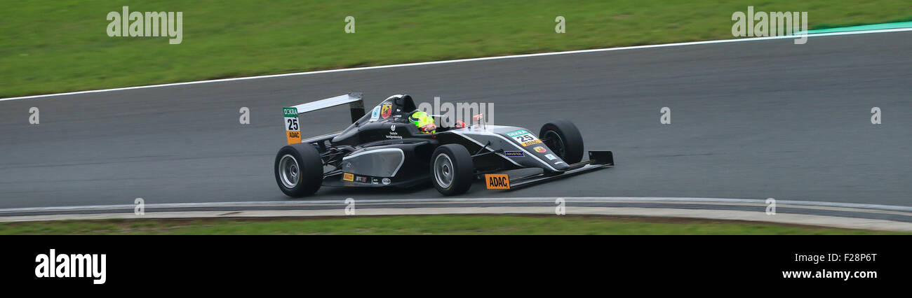 Oschersleben, Deutschland. 13. Sep, 2015. Deutsche Fahrer Mick Schumacher der niederländischen Racing Team Van Amersfoort Racing in Aktion während der ADAC Formel 4 Rennen auf der Metropolis-Arena-Rennstrecke in Oschersleben, Deutschland, 13. September 2015. Mick Schumacher der Sohn des Formel-1-Rennfahrer Rekord-Weltmeister Michael Schumacher, fiel aus dem Wettbewerb nach einer Kollision im dritten Rennen des Tages. Foto: Jens Wolf/Dpa/Alamy Live News Stockfoto