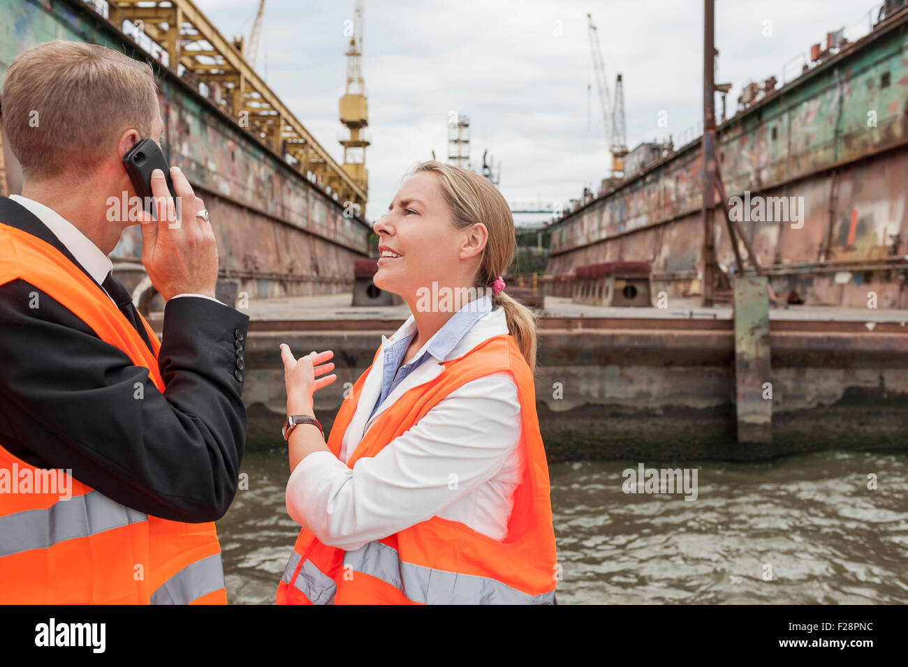 Zwei Geschäftsleute diskutieren am Hafen, Hamburg, Deutschland Stockfoto