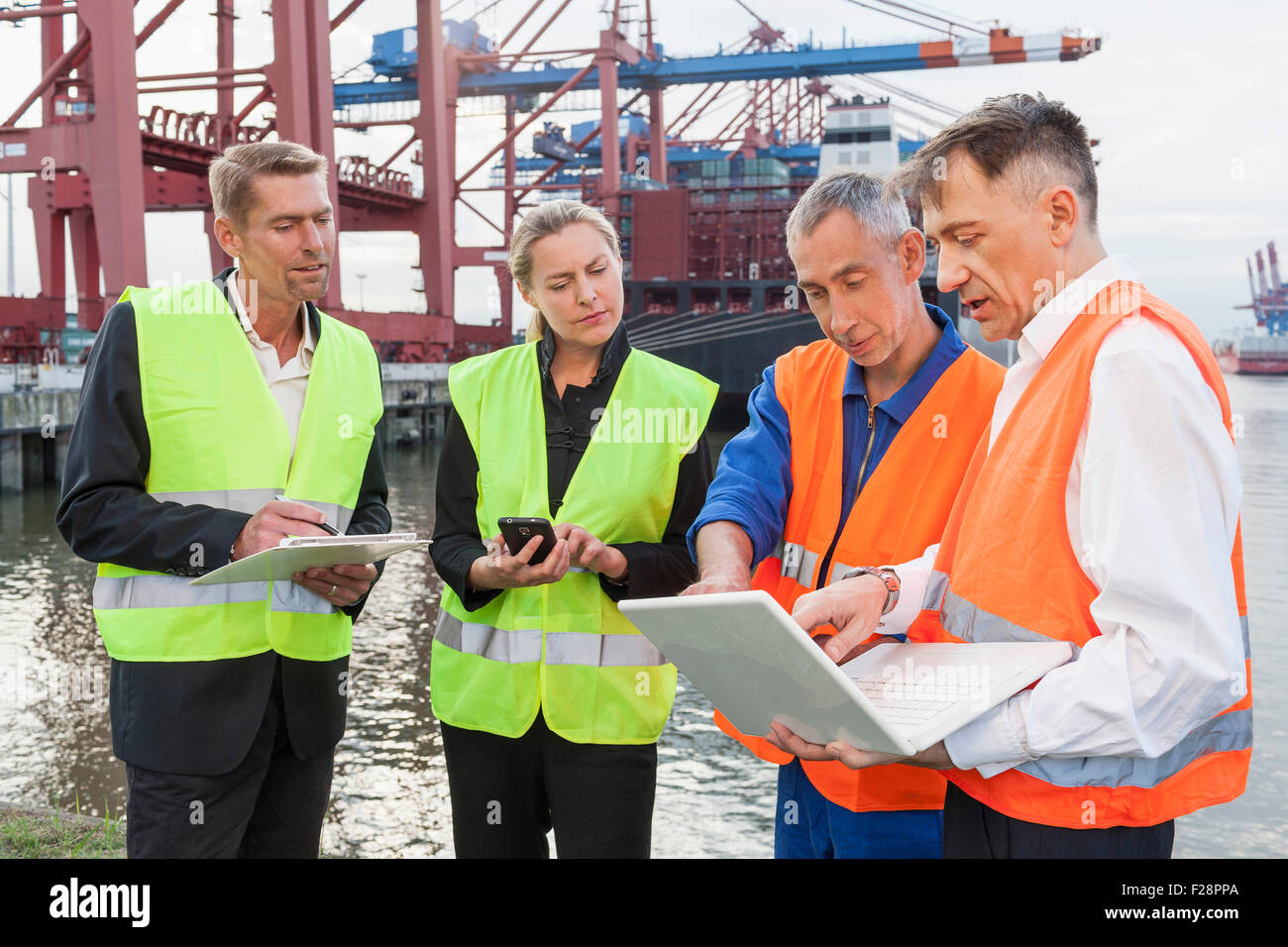 Geschäftsleute, die im Hafen in Hamburg arbeiten Stockfoto