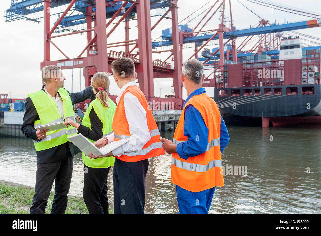 Geschäftsleute, die im Hafen in Hamburg arbeiten Stockfoto