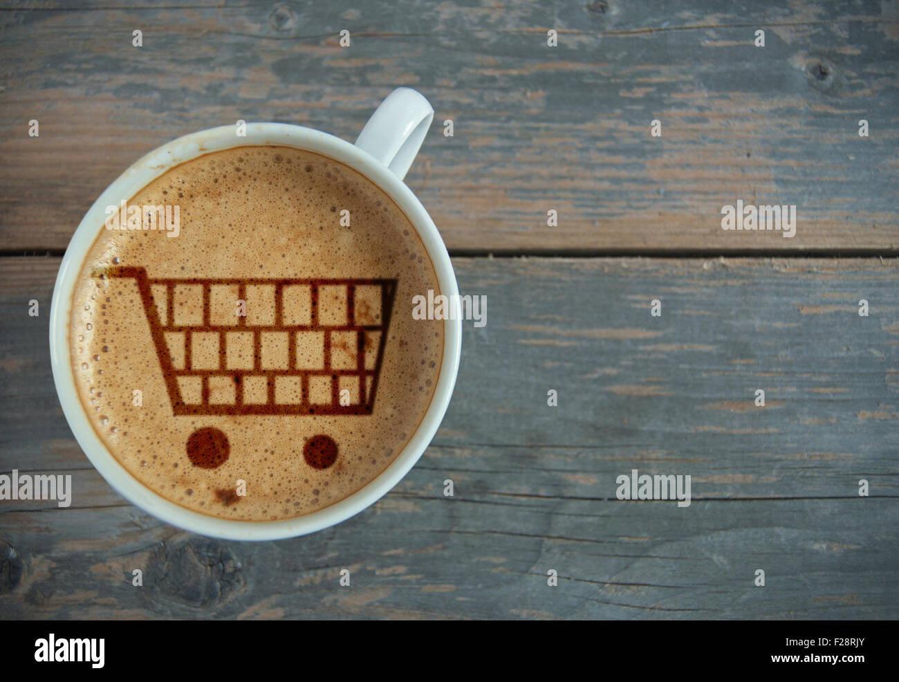 Warenkorb-Symbol in eine Tasse Kaffee mit Raum Stockfoto