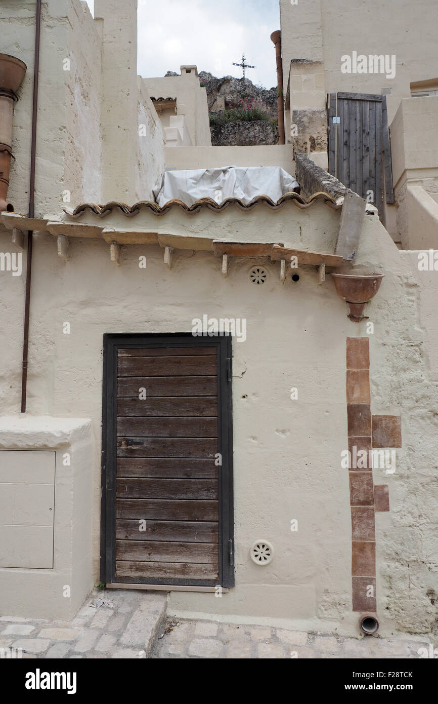 Ein Haus mit weiß getünchten innen- und eine Holztür, Fallrohr und Regenrinne Stockfoto