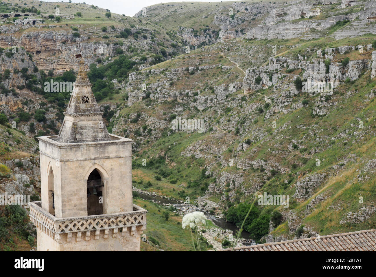 Der Glockenturm der Kirche der Heiligen Peter und Paul, und der Park der Murgia Matera im Hintergrund. Stockfoto