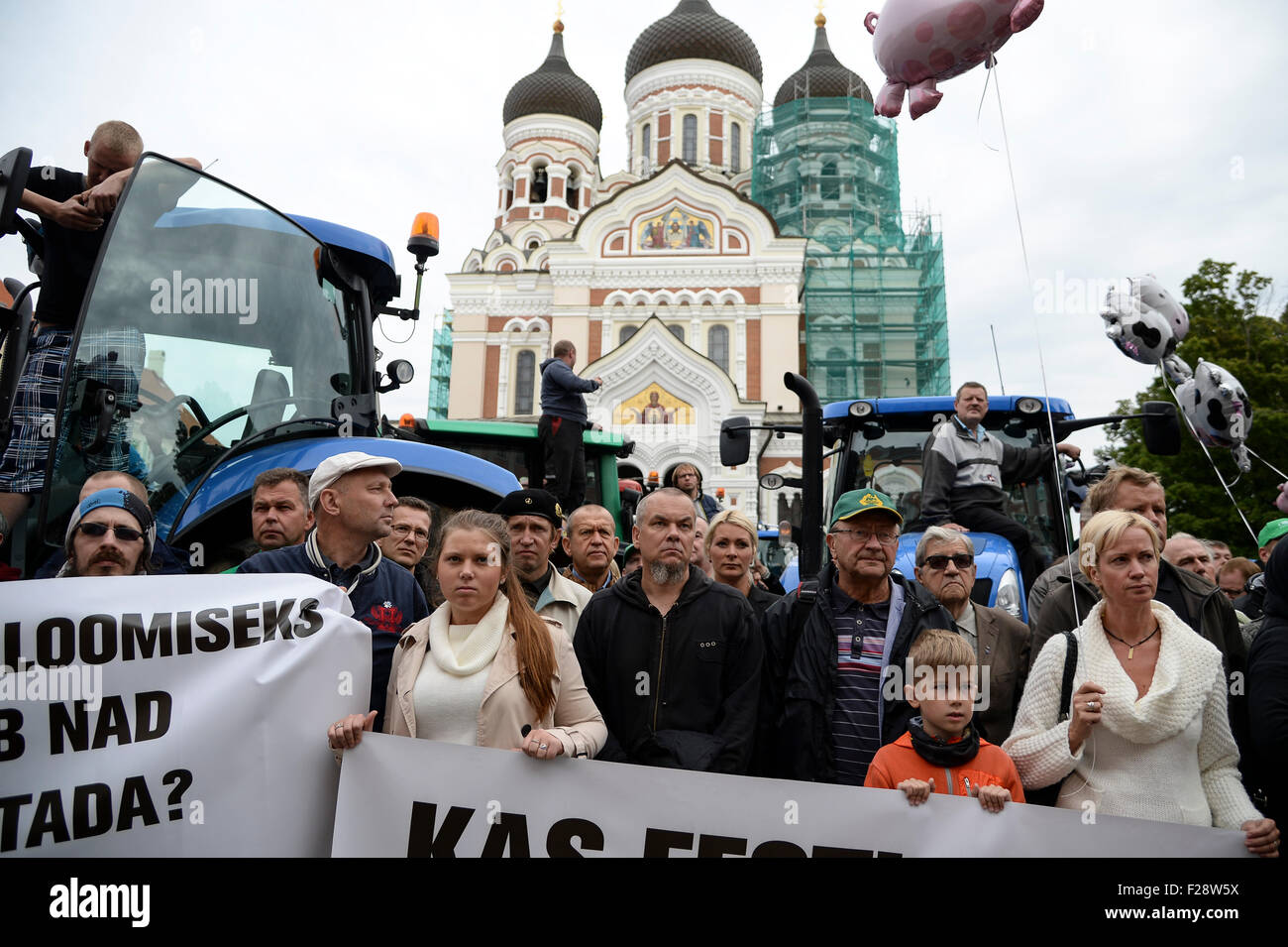 (150914)--TALLINN, 14. September 2015 (Xinhua)--Landwirte an der nationalen Landwirte Protest gegen Regierung Agrarpolitik und Sanktionen gegen Russland vor dem estnischen Parlament Gebäude Platz in Tallinn, Estland, 14. September 2015 teilnehmen. Hunderte von estnischen Traktoren und Landwirte in das baltische Land blockiert den Platz vor dem estnischen Parlament protestieren gegen die Politik der estnischen Regierung Landwirtschaft und verbündete sich EU Sanktionen gegen Russland, die ihre kurze Gewinne aus dem vorherigen Export landwirtschaftlicher Erzeugnisse nach Russland verursacht. (Xinhua/Sergei S Stockfoto