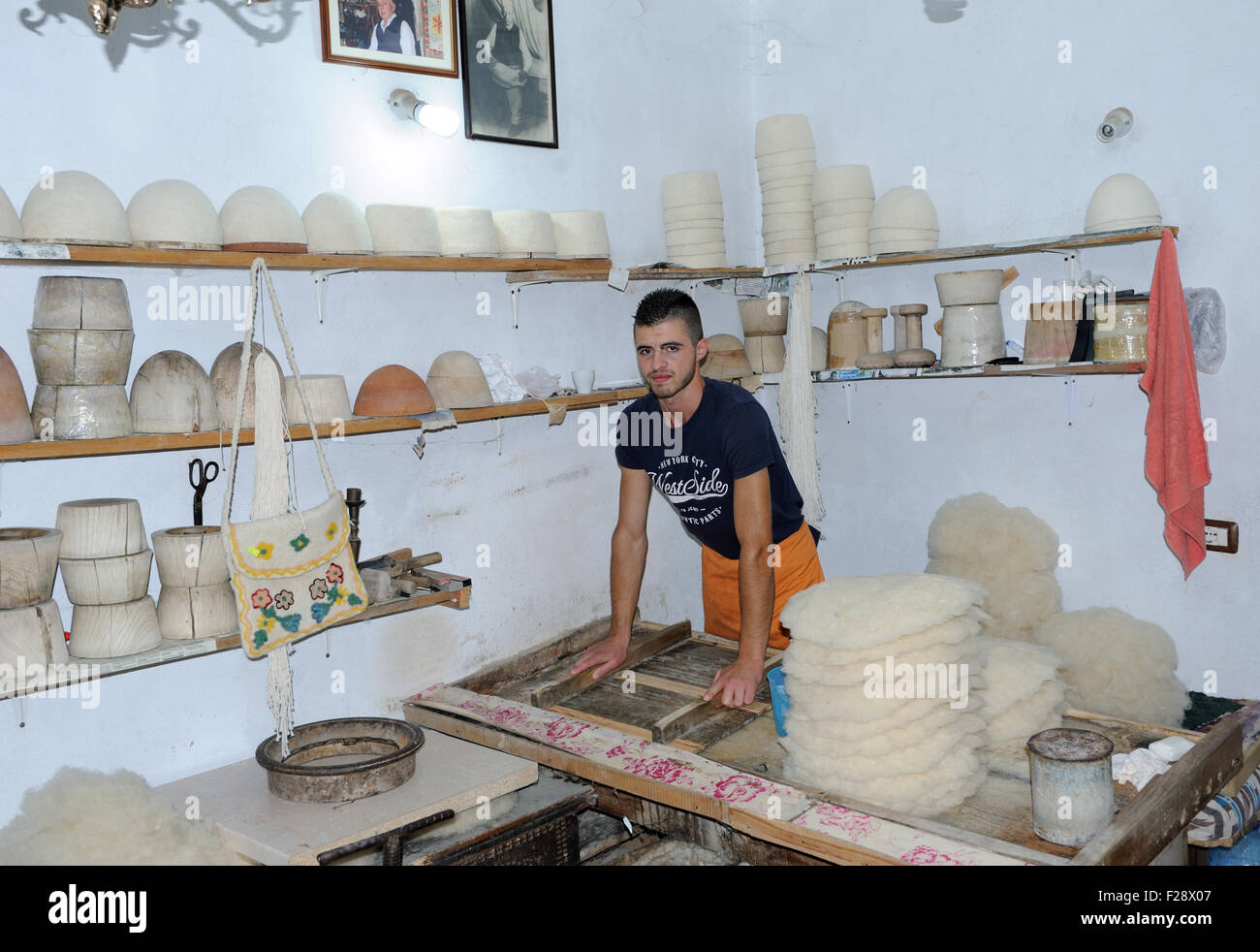 Ein Arbeiter in einem Filz Shop formt die weißen brimless Filzen Kappen (Qeleshe oder Plis) traditionell getragen von Albanern. Krujë, Albanien. Stockfoto