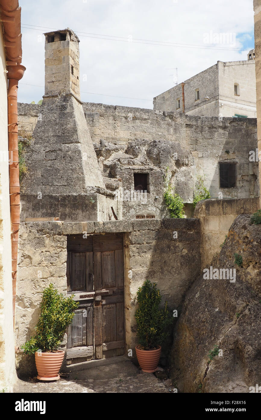 Calcarenitic Rock Wohnung und Schornstein und Holztür. Stockfoto