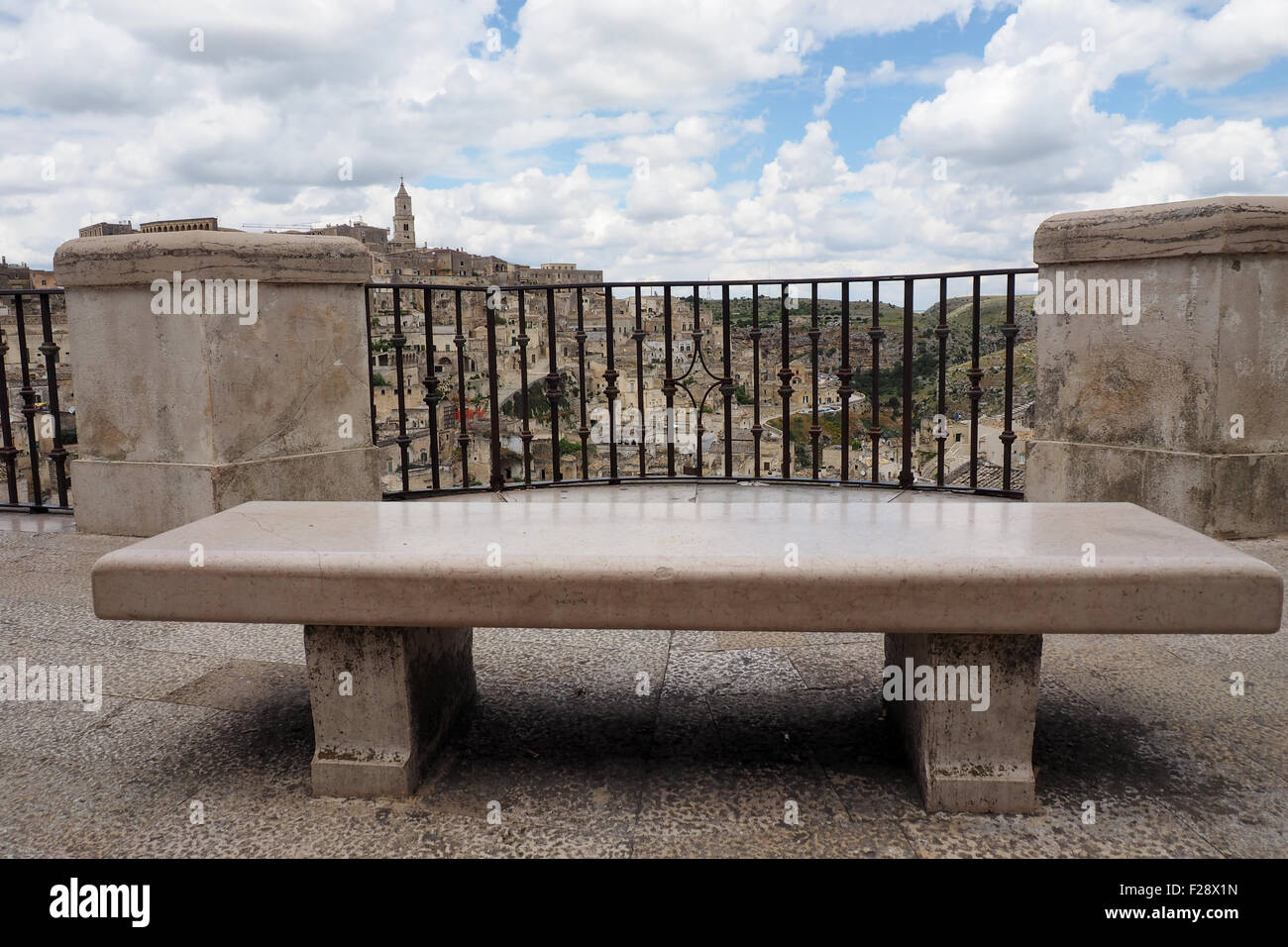 Aus Marmor Bank am Aussichtspunkt der Sassi di Matera, Matera, Basilikata, Italien. Stockfoto