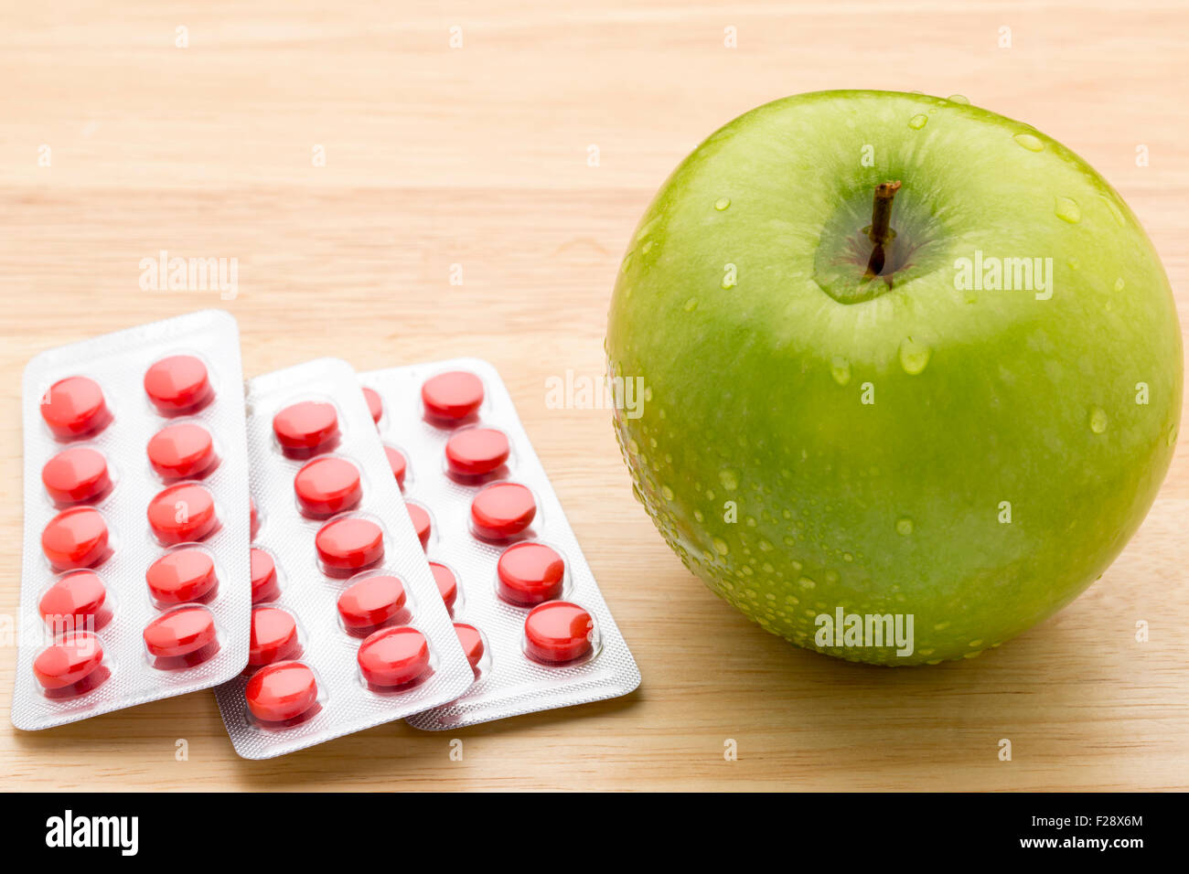 Rote Tabletten blister Pack und grüner Apfel Stockfoto