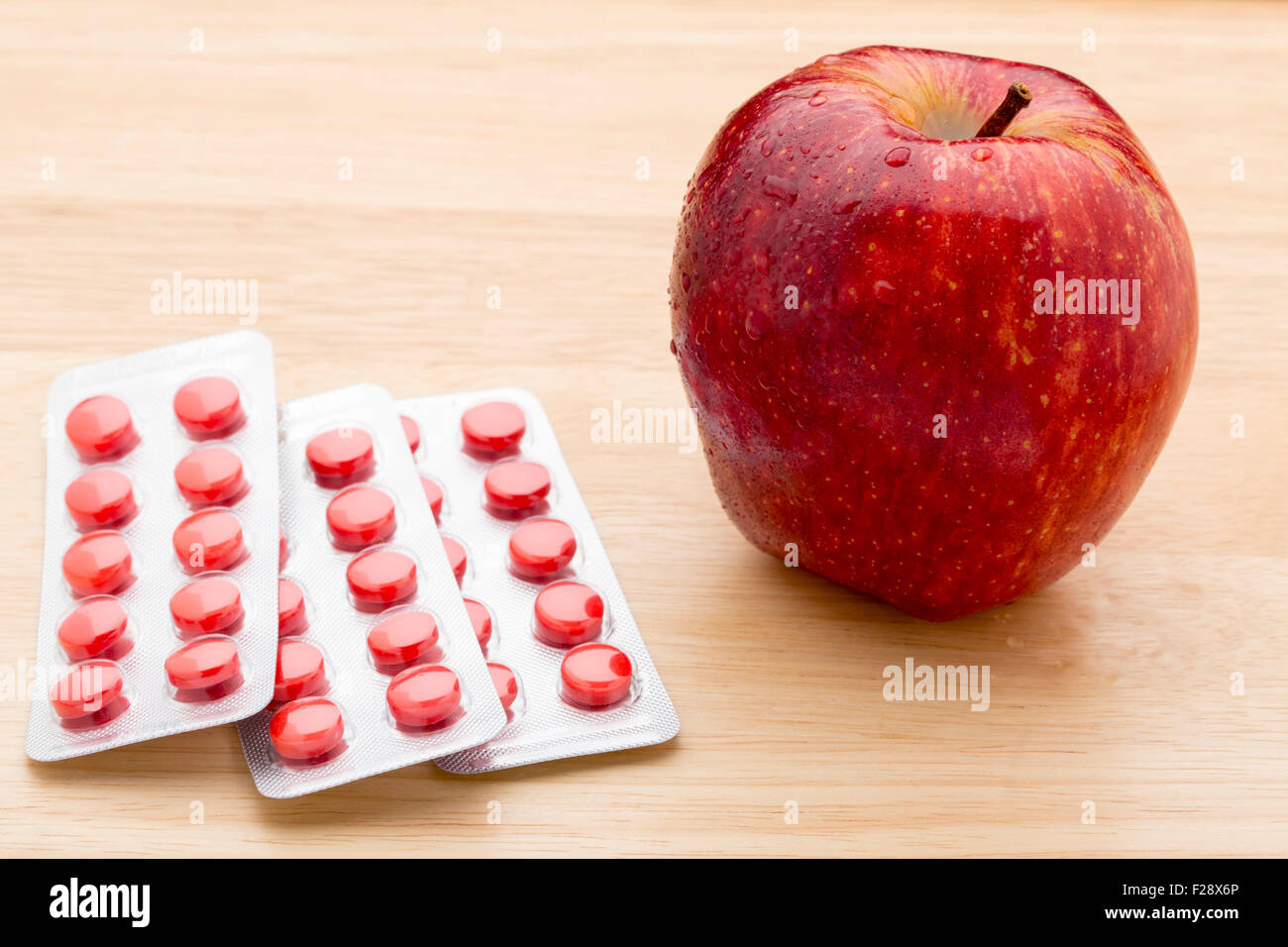 Rote Tabletten blister Pack und roter Apfel Stockfoto