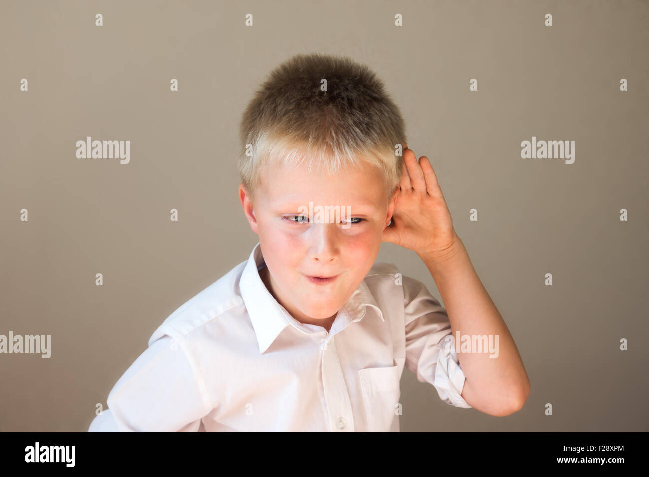 Lustige Kinder hören overhearing etwas mit Hand, Ohr-Konzept ... Lustige Kinder hören overhearing etwas mit Hand, Ohr-Konzept ...