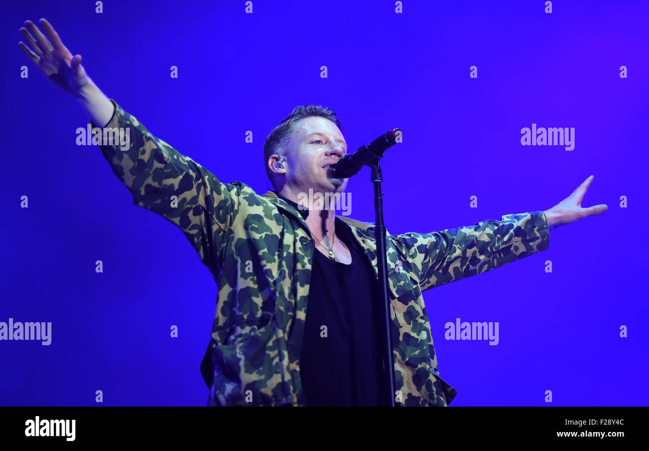 Berlin, Deutschland. 12. Sep, 2015. Rapper Macklemore (Ben Haggerty) führt auf der Bühne während eines Konzerts von Macklemore & Ryan Lewis auf dem Lollapalooza-Festival auf dem Gelände des ehemaligen Flughafens Tempelhof in Berlin, Deutschland, 12. September 2015. Foto: Britta Pedersen/Dpa/Alamy Live News Stockfoto