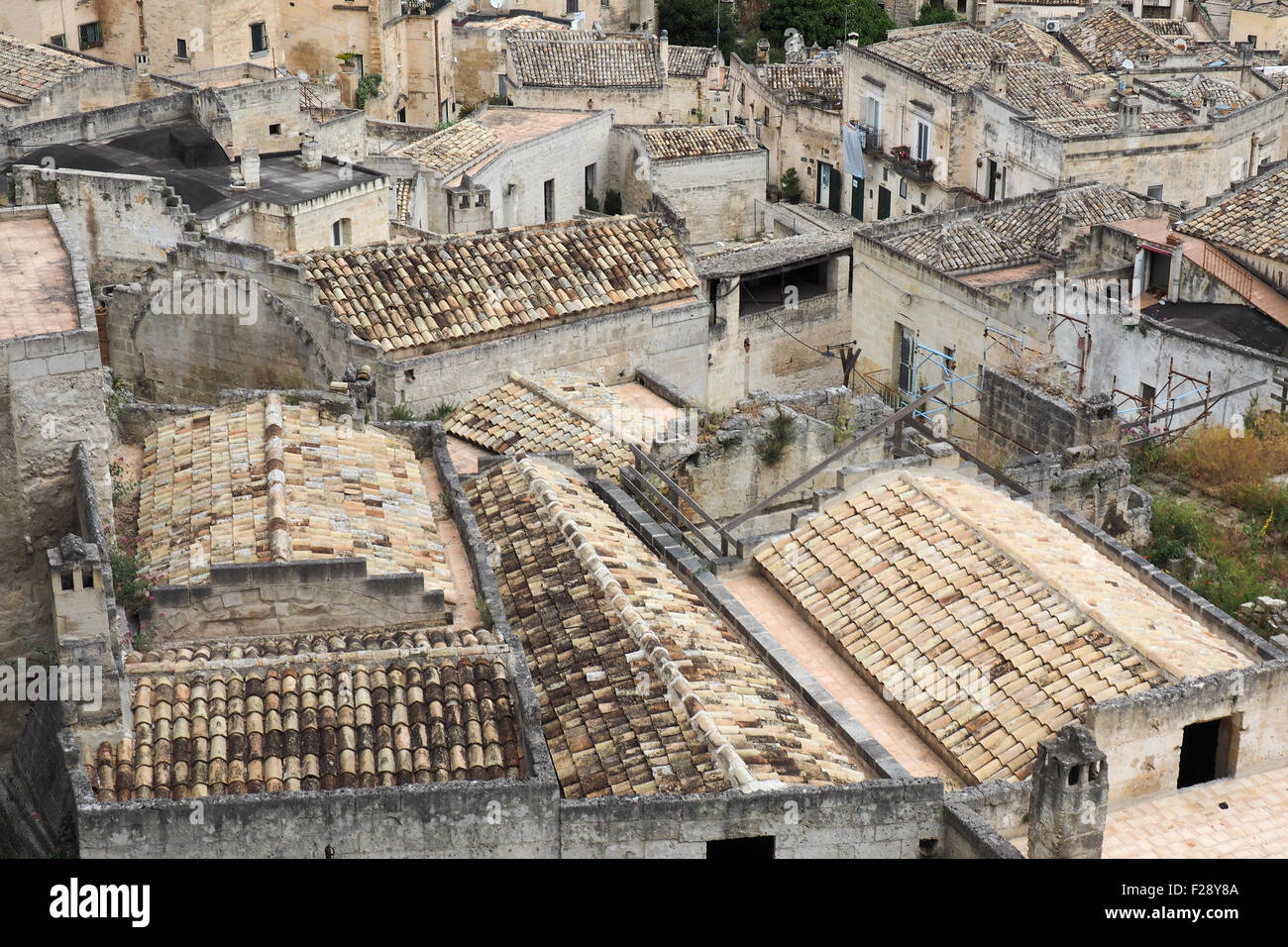 Terrakotta-Dächer von Häusern in den Sassi di Matera, Basilikata, Italien. Stockfoto