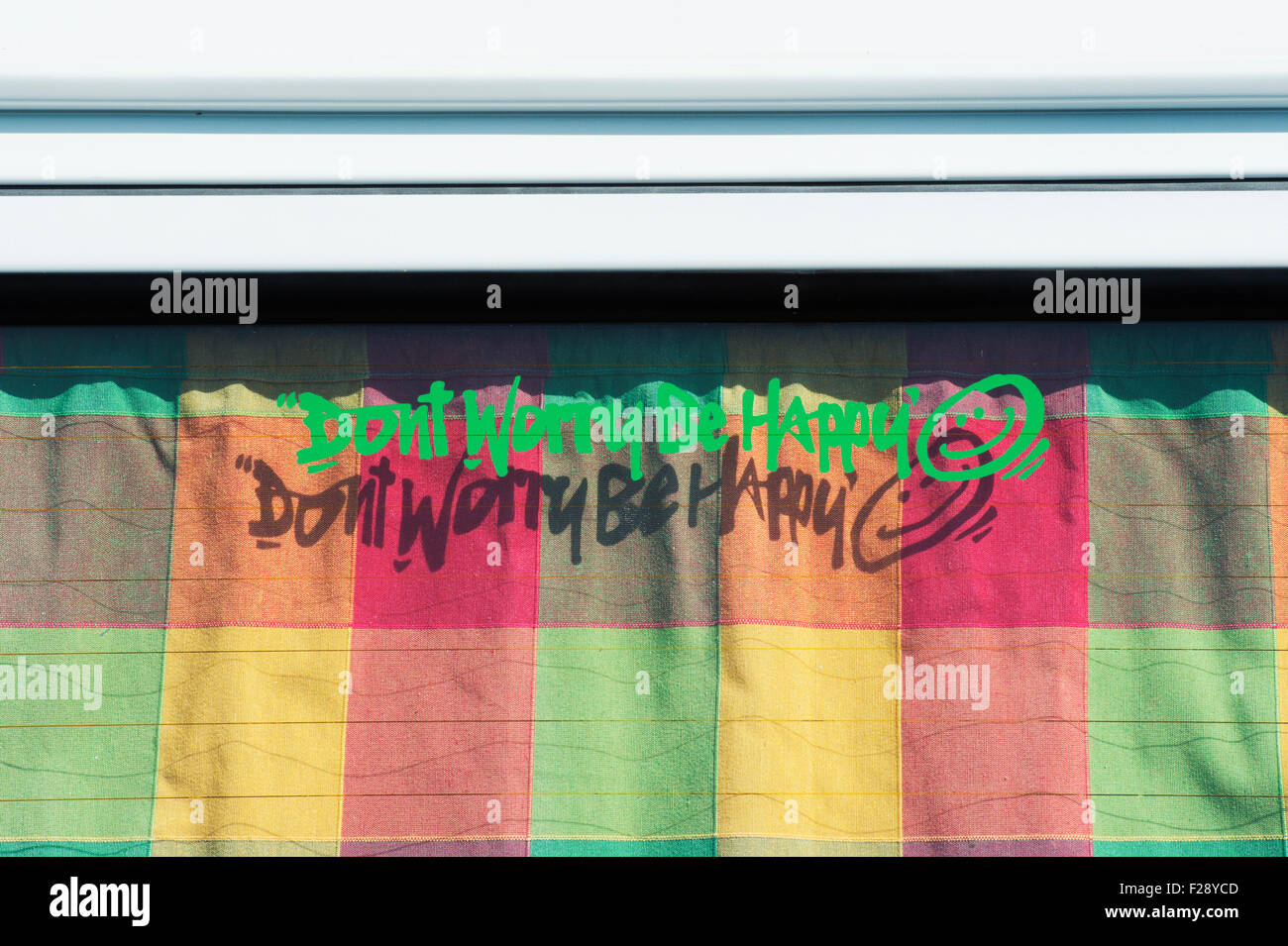 VW Volkswagen Camper van Heck Fenster mit Aufkleber "Dont Worry Be Happy" Stockfoto