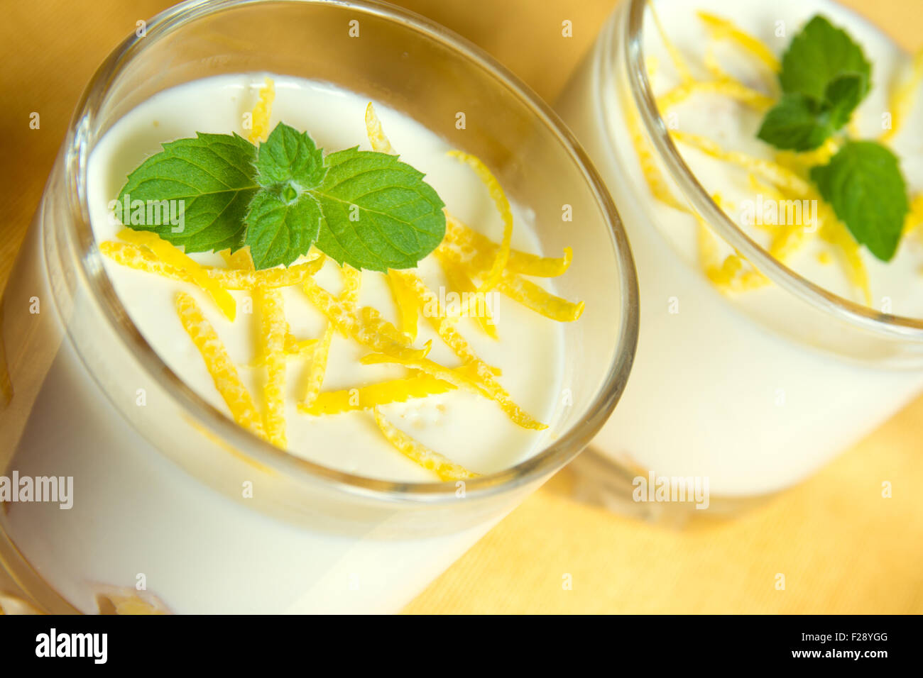 Vanille Panna Cotta Dessert mit Zitrone und frischer Minze in Teil ...