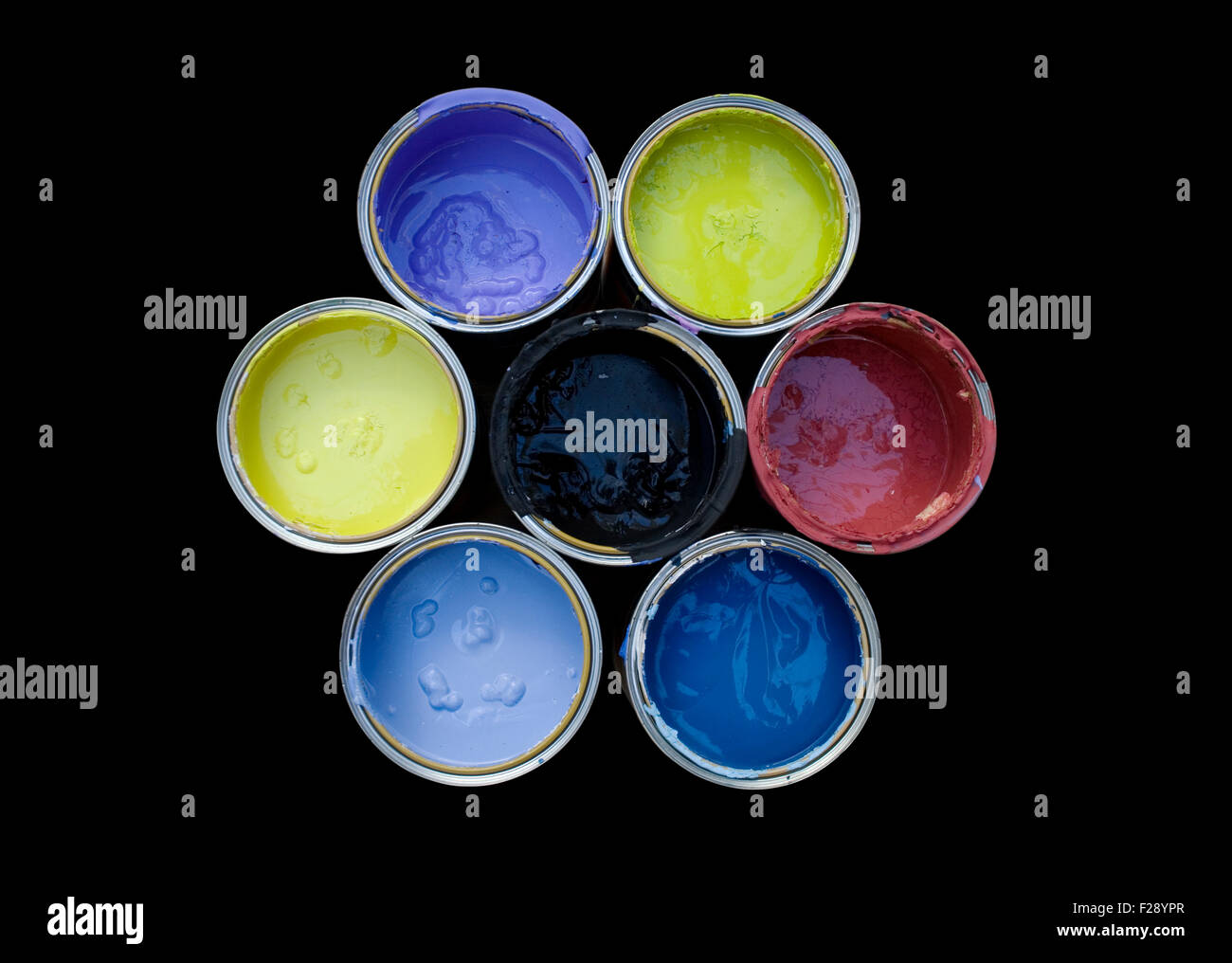 Verschiedene Farben-Dosen auf schwarzem Hintergrund Stockfoto