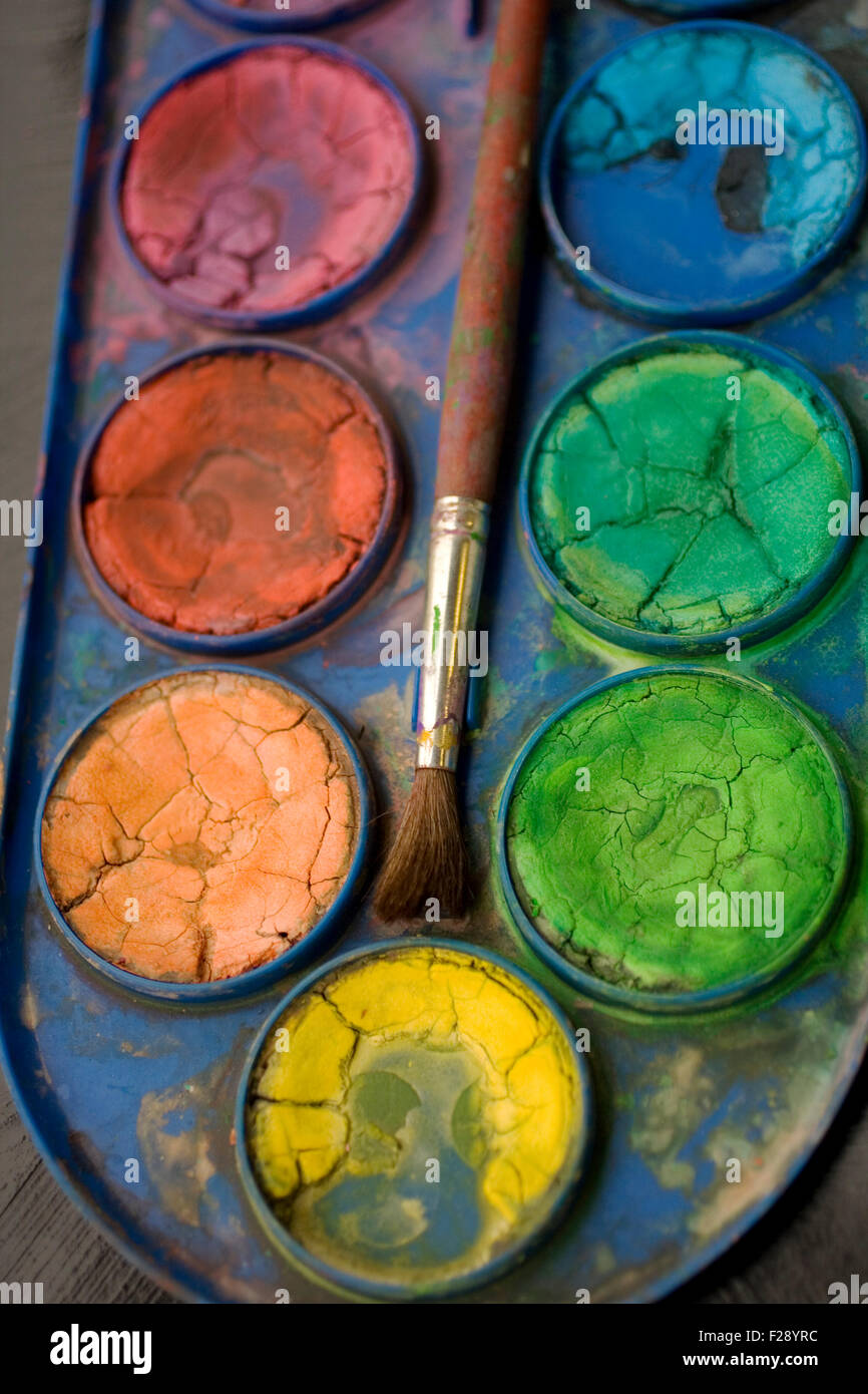 Foto von Wasserfarben und Pinsel Stockfoto