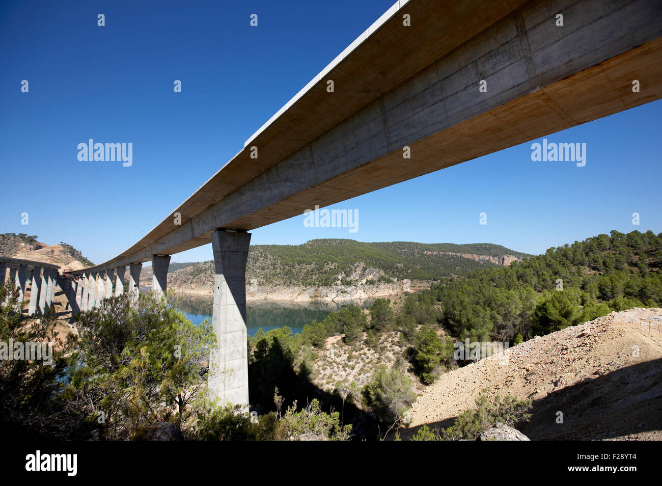 Eisenbahn und Autobahn Brücken auf eine Landschaft, die blauen Himmel Stockfoto