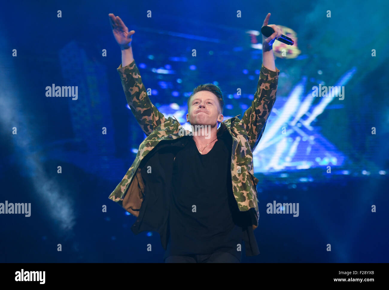 Berlin, Deutschland. 12. Sep, 2015. Rapper Macklemore (Ben Haggerty) führt auf der Bühne während eines Konzerts von Macklemore & Ryan Lewis auf dem Lollapalooza-Festival auf dem Gelände des ehemaligen Flughafens Tempelhof in Berlin, Deutschland, 12. September 2015. Foto: Britta Pedersen/Dpa/Alamy Live News Stockfoto