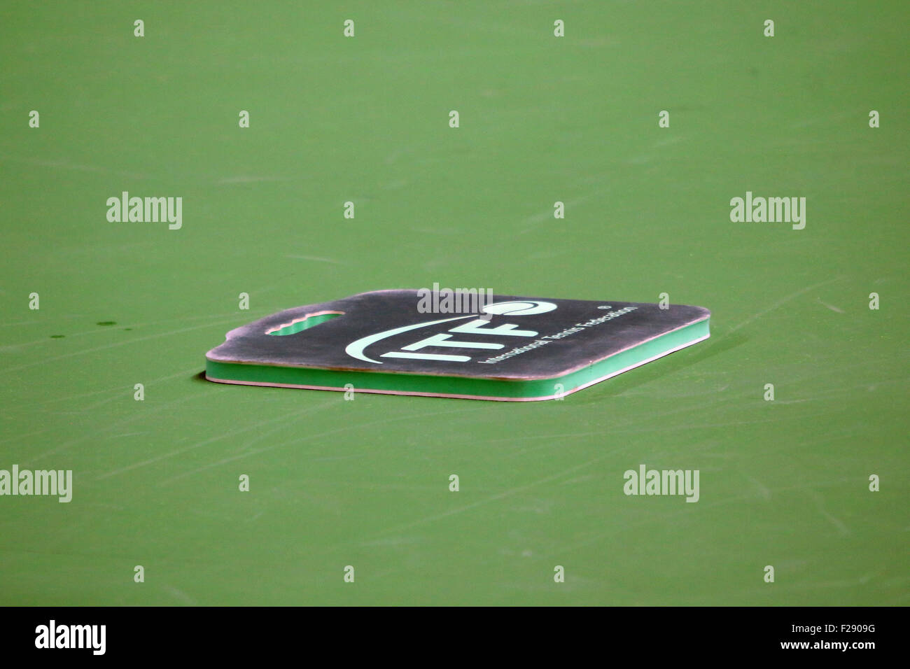 Djokovic kneeling Pad auf der Seite einen Tennisplatz Stockfoto