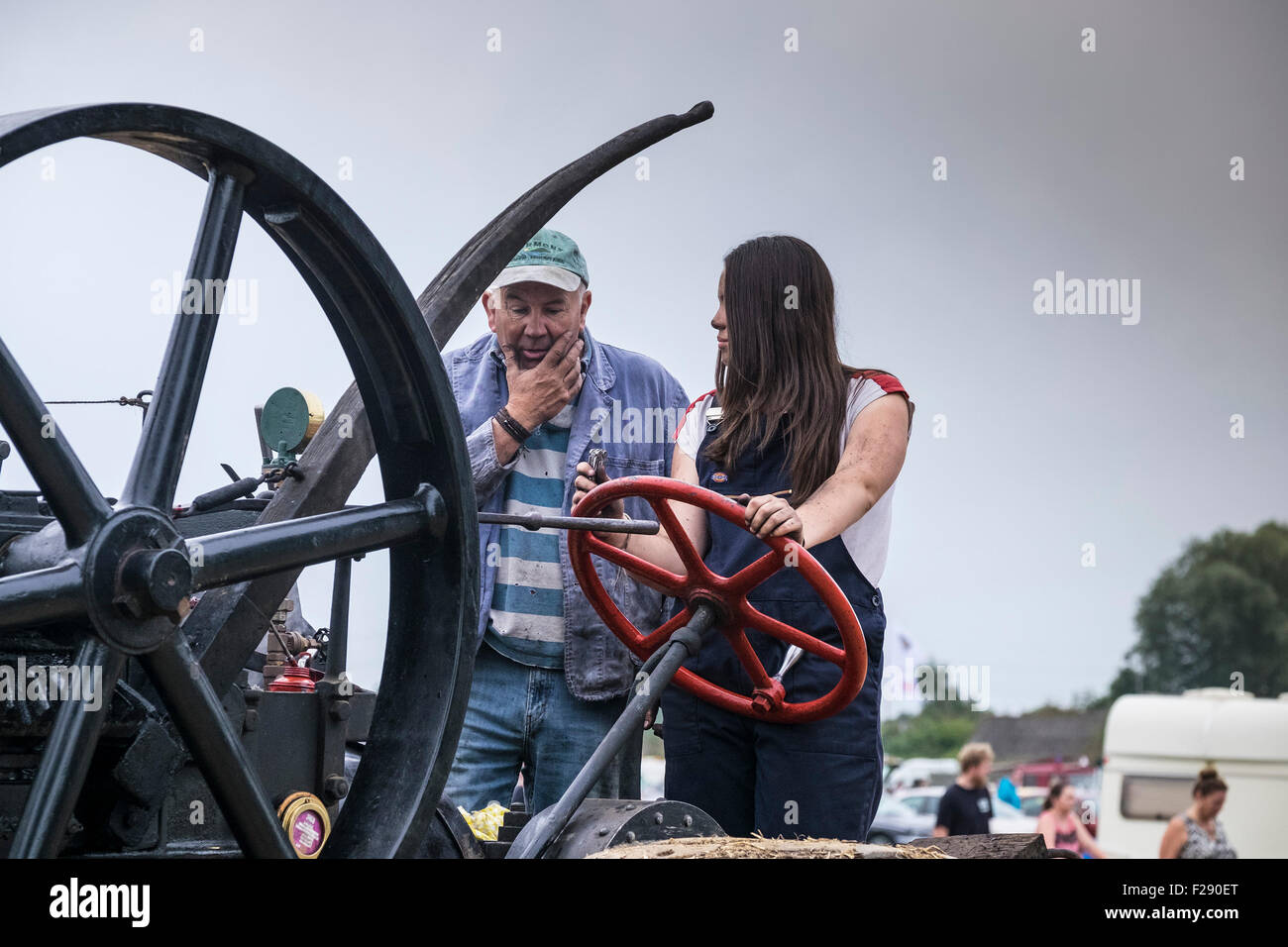 Eine Dampfmaschine Fahrer unterhielt sich mit seinem Assistenten an der Essex Country Show, Barleylands, Essex. Stockfoto