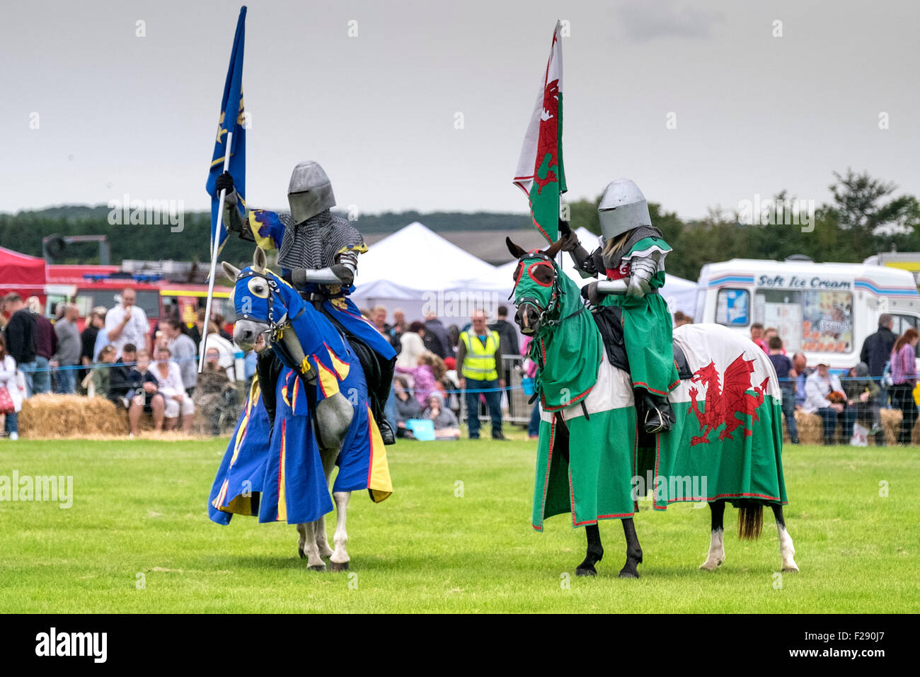 Ritter der Verdammten, die in einem Turnier im Essex Land zeigen, Barleylands, Essex. Stockfoto