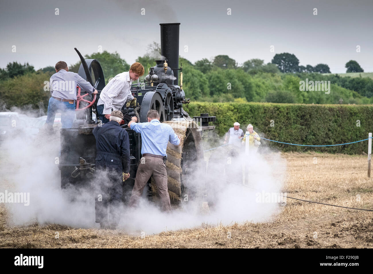 Ein Jahrgang, der Dampfmaschine, die Arbeiten an der Essex Essex Country Show, Barleylands, Pflügen. Stockfoto