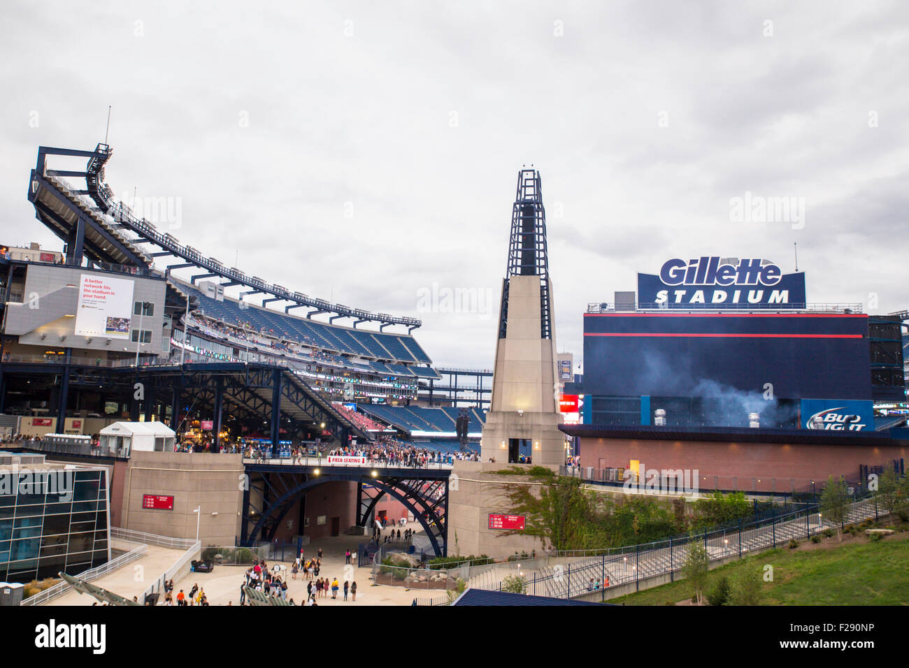 Foxboro, Massachusetts, USA - 12. September 2015: Ansicht von Gillette Stadium, Heimat von The New England Patriots, wie es beginnt, für junge Pop-Band One Direction Konzert am Samstag, 12 September 215 zu füllen.   Dies markiert eine Richtung letzte Show ihrer USA-Tournee. Bildnachweis: Lisa Kämme/Alamy Live News Stockfoto