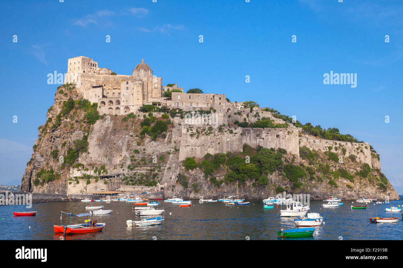 Küstenlandschaft von Ischia Porto mit Castello Aragonese und bunten Holzboote Stockfoto