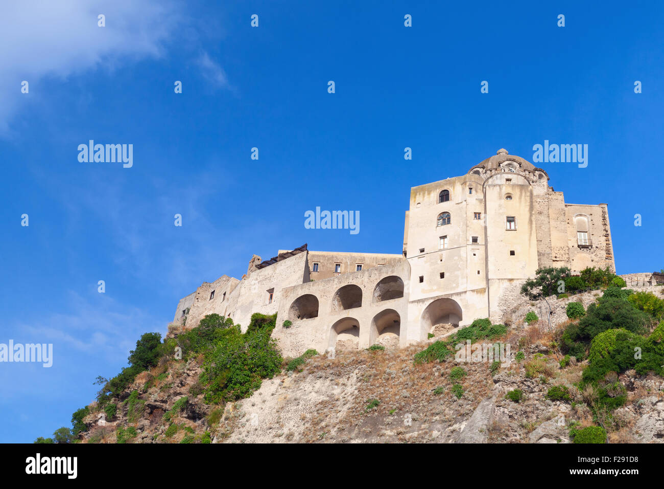 Antike Castello Aragonese auf dem Felsen, auf der Insel Ischia, Italien Stockfoto