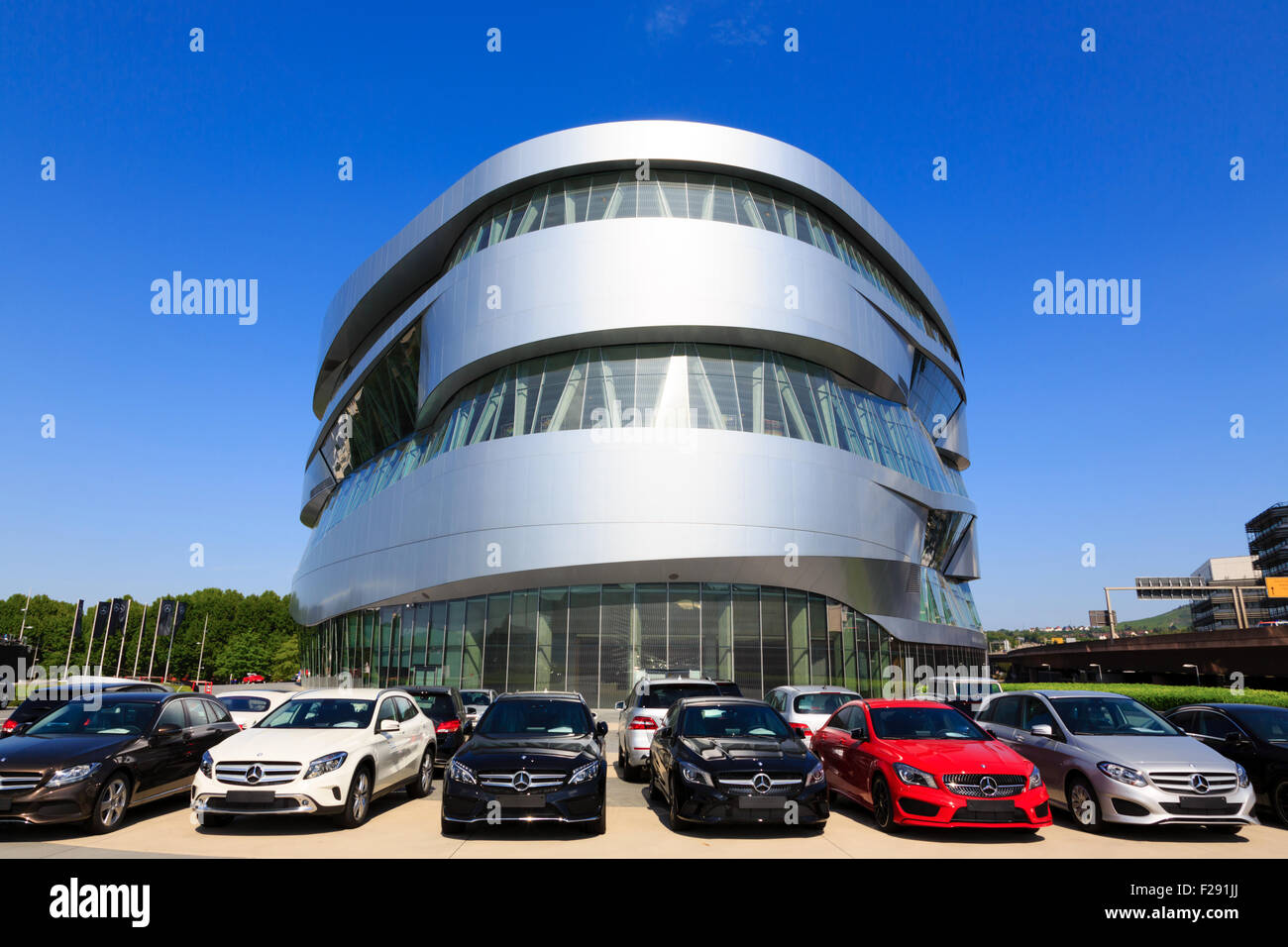 Neue Mercedes-Fahrzeuge außerhalb der Mercedes-Benz Museum, Stuttgart, Deutschland Stockfoto