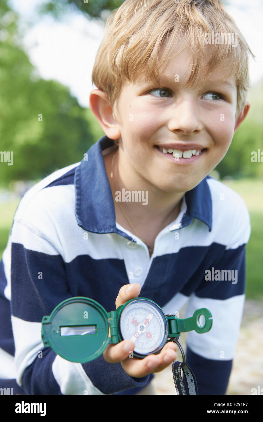 Nahaufnahme eines jungen hält einen nautischen Kompass, Bayern, Deutschland Stockfoto