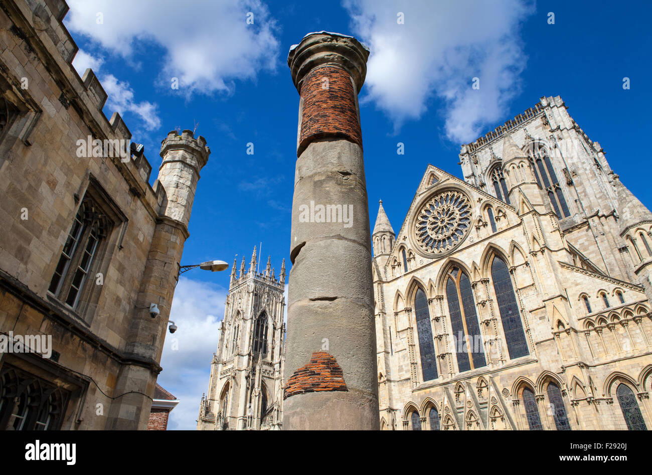 Der historische Roman Column mit York Minster in York, England im Hintergrund. Stockfoto