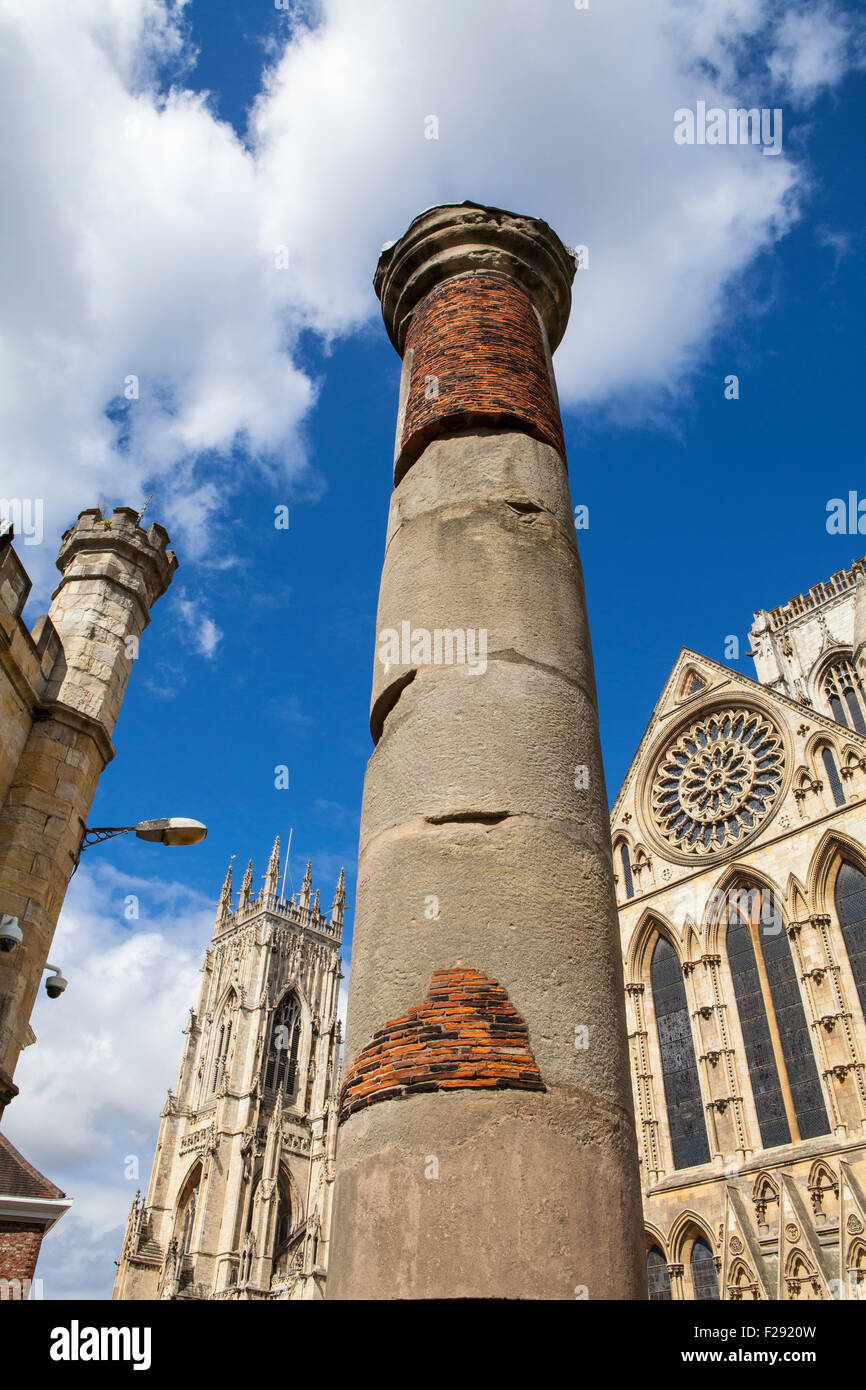 Der historische Roman Column mit York Minster in York, England im Hintergrund. Stockfoto