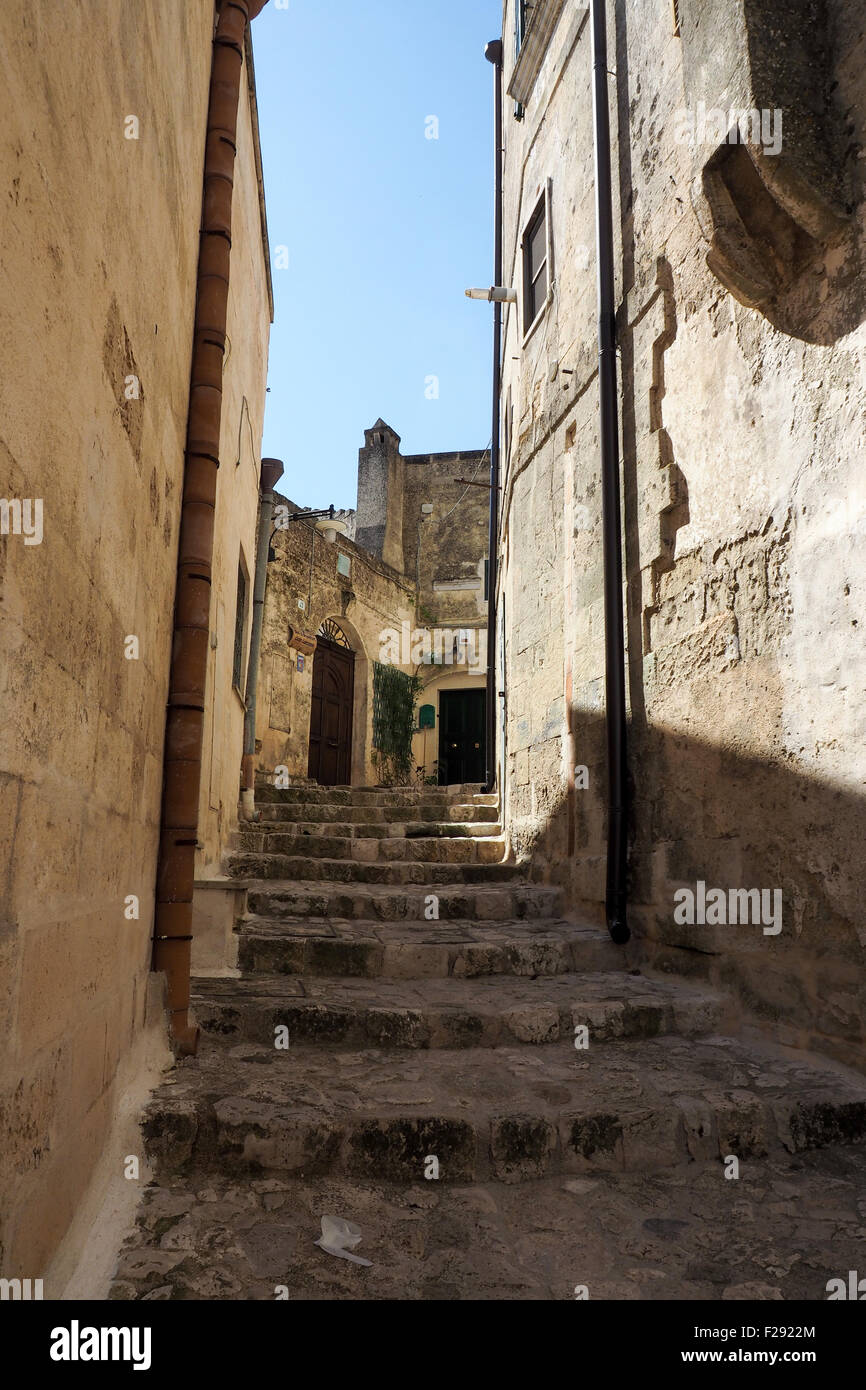 Steinstufen zwischen zwei Wohnungen in Sassi di Matera. Stockfoto