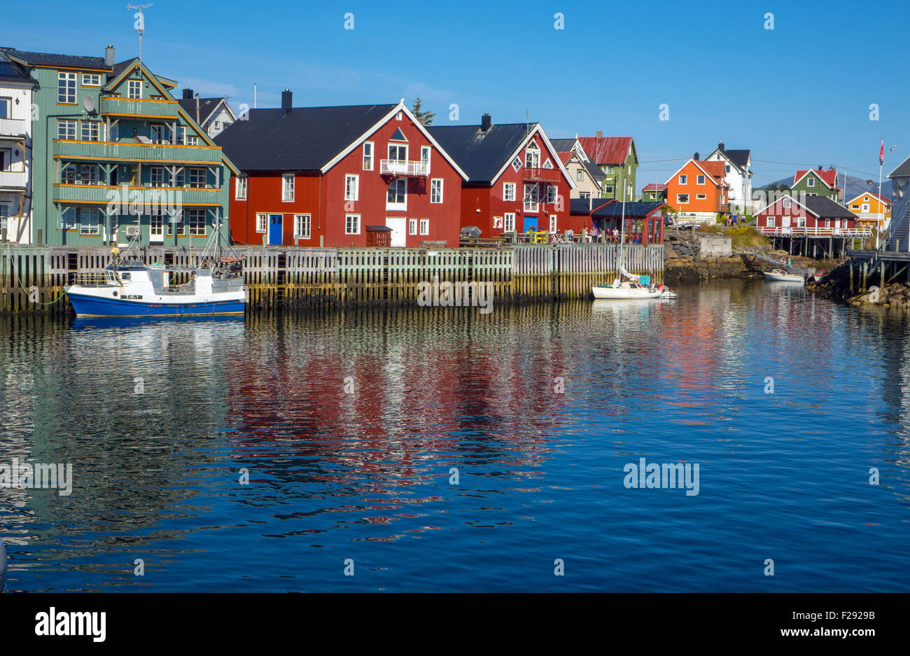 Rote Wasser Fischerhäusern, Rorbu, auf hölzernen Stelzen, mit Reflexionen Stockfoto