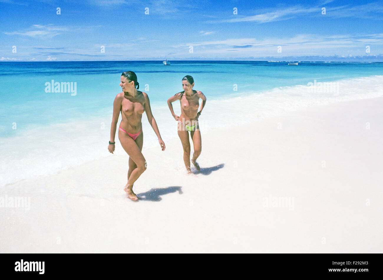 Hübsche frauen nackt am strand