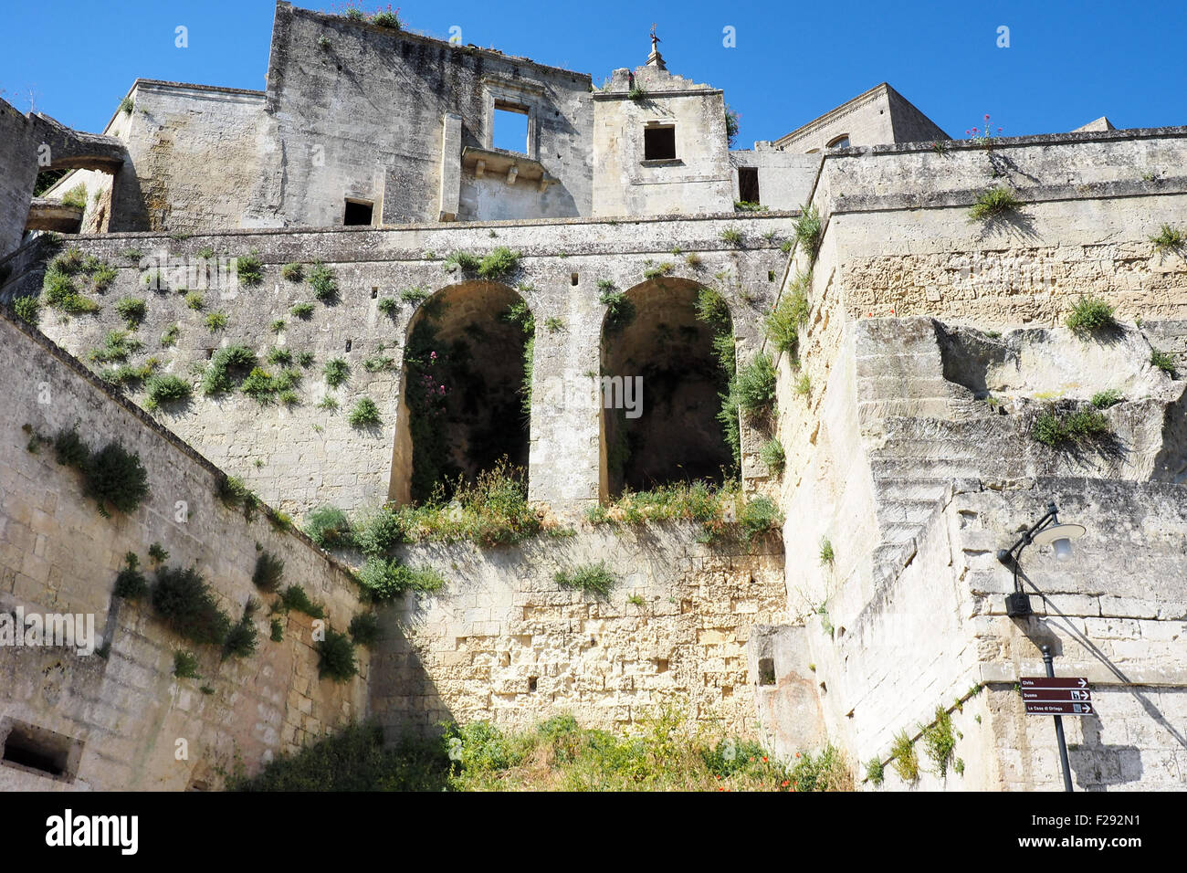 Verlassene Kirche und Wohnungen in Sassi di Matera Stockfoto