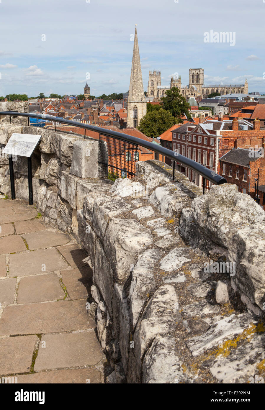 Blick auf die Aussicht von der Spitze von Clifford es Tower in York, England.  Zu den Sehenswürdigkeiten zählen York Minster, St Wilfrid Cathol Stockfoto