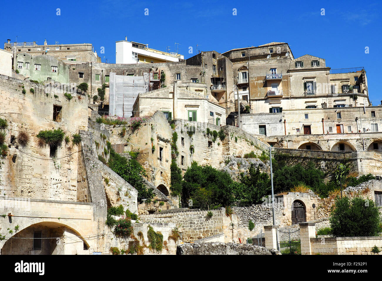 Blick auf Häuser und Wohnungen in Sasso Barisano, Matera. Stockfoto