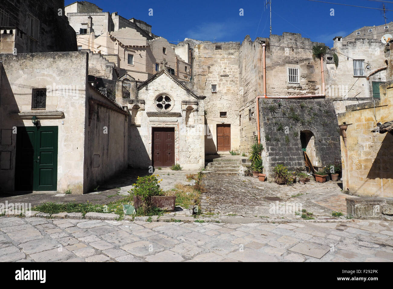 Eine kleine Kirche und Häuser in der Sassi di Matera. Stockfoto