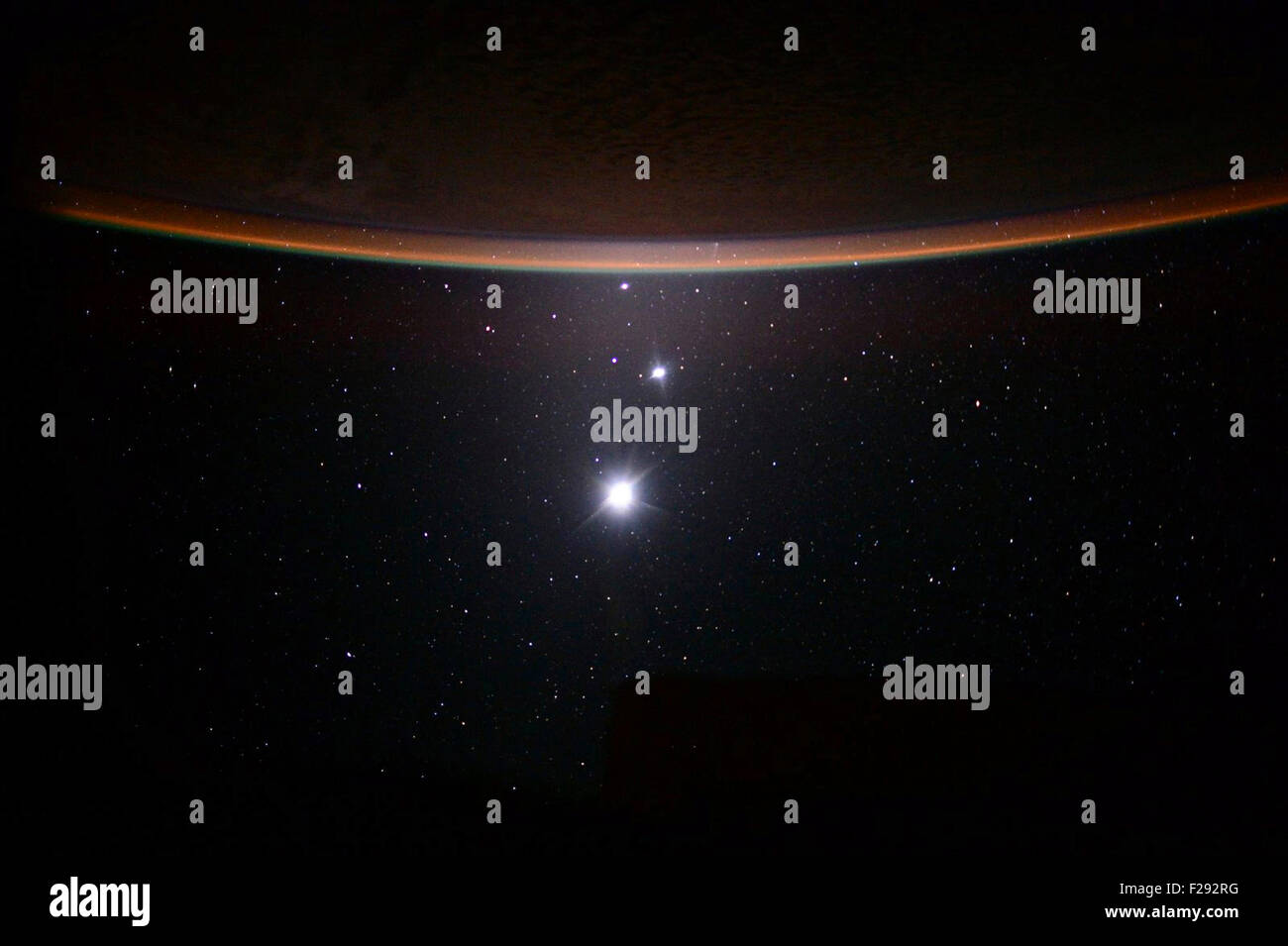 Anzeigen von der internationalen Raumstation ISS von dem Mond, Venus und Jupiter 19. Juli 2015 mit dem Rand der Erde ausgerichtet. Stockfoto