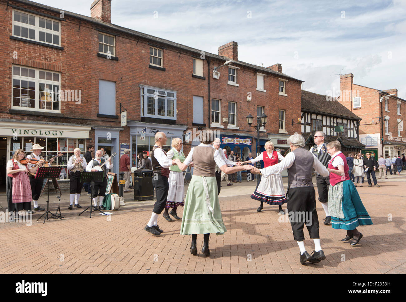 Ältere Folk Tänzer und Musiker in Stratford-upon-Avon, Warwickshire, England, UK Stockfoto