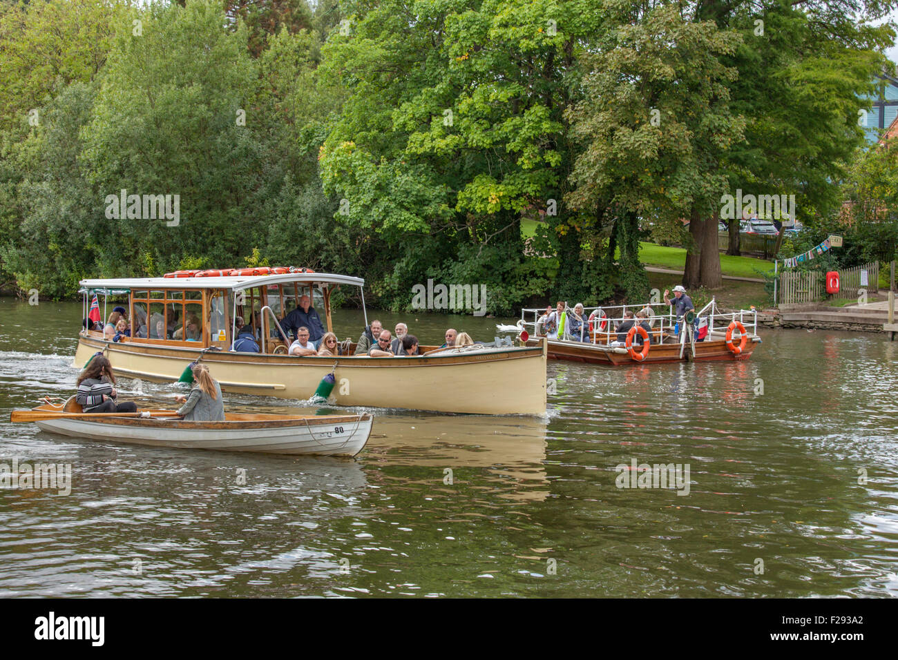 Der Fluß Avon an einem Wochenende mit der Fähre, Ruderboote und River Cruiser, Stratford Warwickshire, England, UK Stockfoto