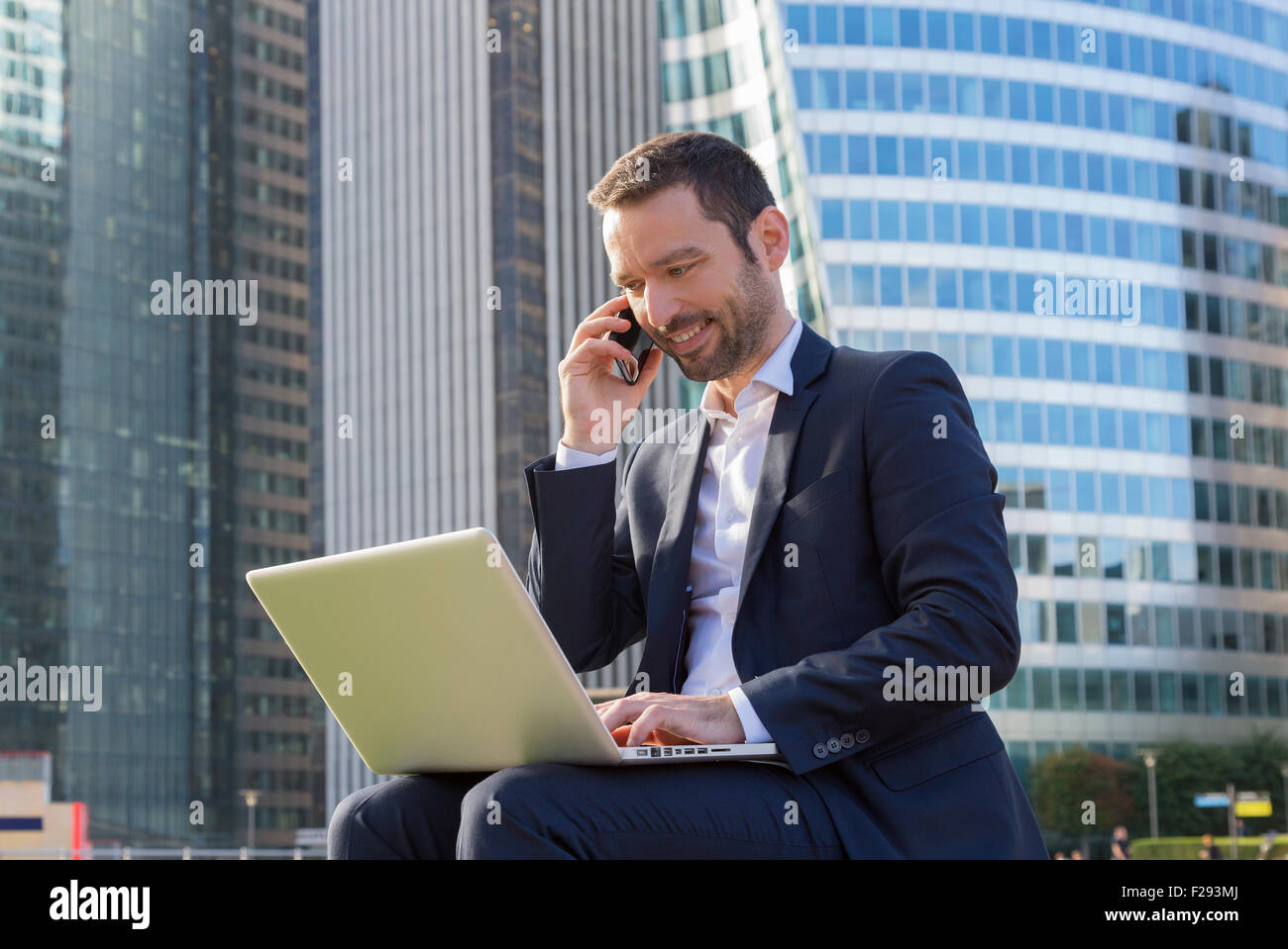 Geschäftsmann, telefonieren mit Handy Stockfoto