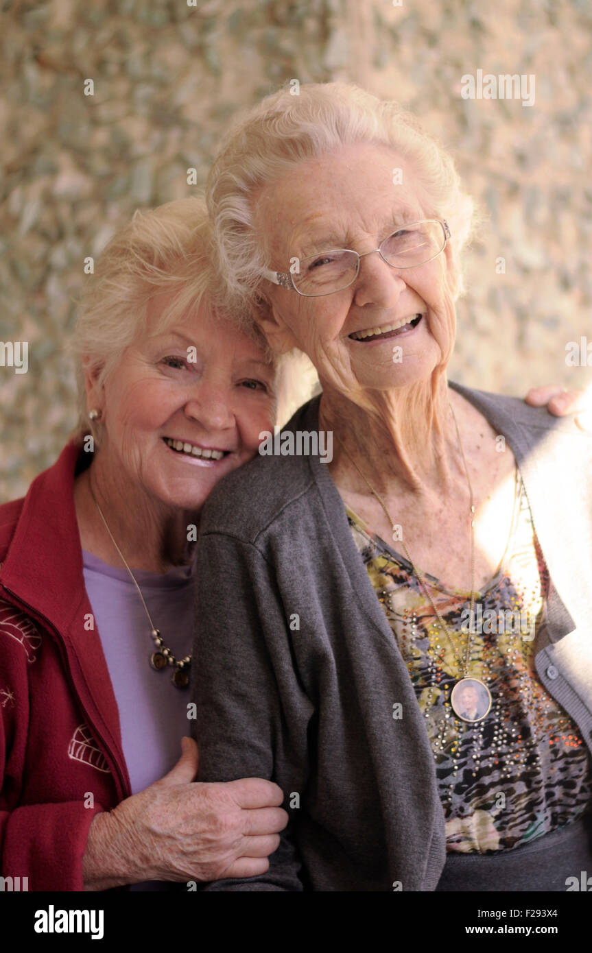 gesund und glücklich Senior Tochter umarmt ihre alte Mutter Stockfoto
